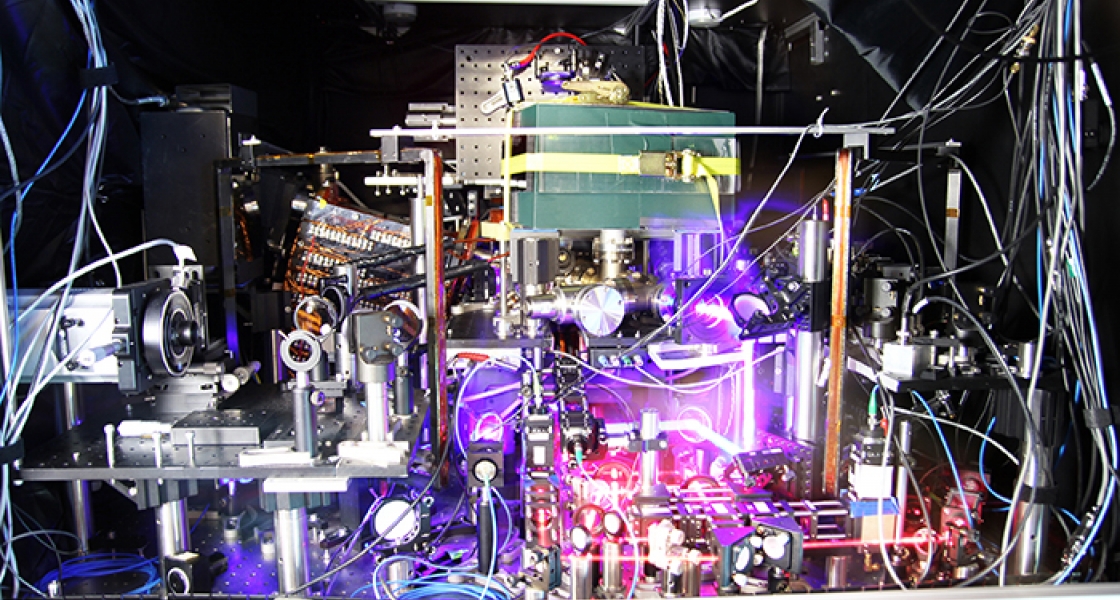 The inner workings of the Sr-lattice optical atomic clock.