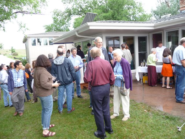 092 Guest mingling 4 SN