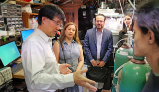 JILA and NIST Fellow Jun Ye shows his experimental set up to Colorado Representative Yarida Caraveo during her visit to JILA