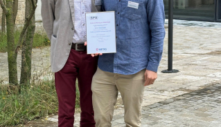 JILA postdoctoral researcher Simon Scheidegger (right) stands with physicist Hugo Lehmann to receive the prestigious 2024 METAS Award 